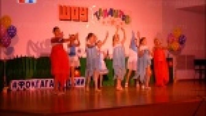 Воспитанники лагеря Гагаринский устроили концерт ветеранам-новотрубникам