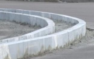 На перекрестке Ленина - Ильича установили разделительные бордюры