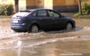 Почти тропический ливень обрушился на Первоуральск в середине жаркого дня