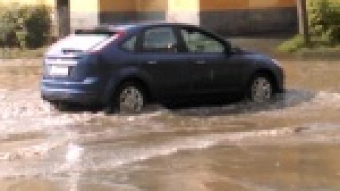 Почти тропический ливень обрушился на Первоуральск в середине жаркого дня