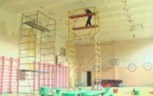 В спортзалах первоуральских школ продолжают устанавливать новые системы освещения