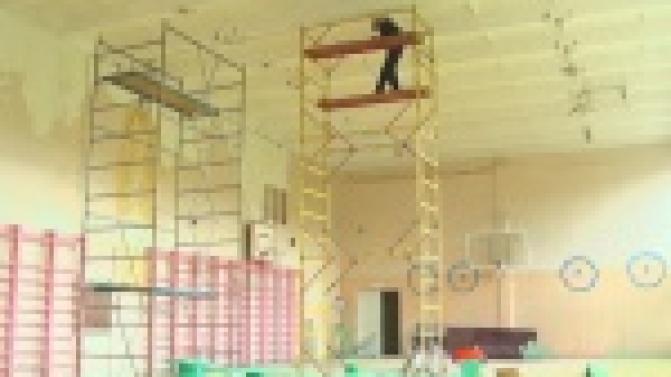 В спортзалах первоуральских школ продолжают устанавливать новые системы освещения