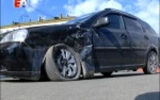 Две легковушки не смогли разъехаться в центре Первоуральска