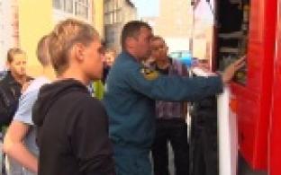 Огнеборцы Первоуральска провели экскурсию для ребят, которые отдыхают в летних лагерях