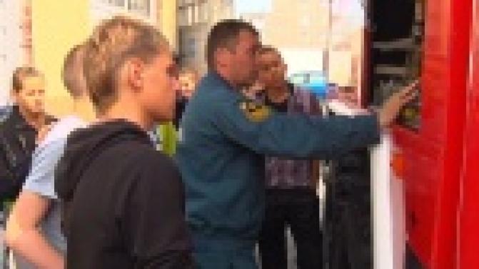 Огнеборцы Первоуральска провели экскурсию для ребят, которые отдыхают в летних лагерях