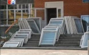 Фасады первоуральских школ заиграли новыми яркими красками