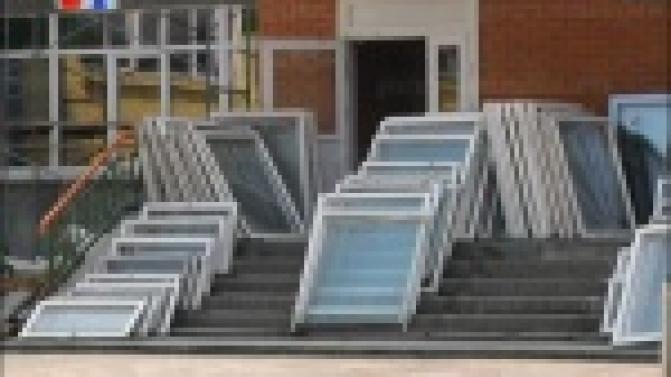 Фасады первоуральских школ заиграли новыми яркими красками