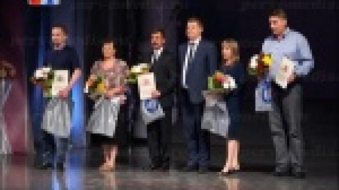 Накануне Дня Металлурга в ДК ПНТЗ прошла церемония вручения почетных грамот лучшим сотрудникам Новотрубного завода