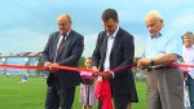 На центральном стадионе официально открыли новое футбольное поле