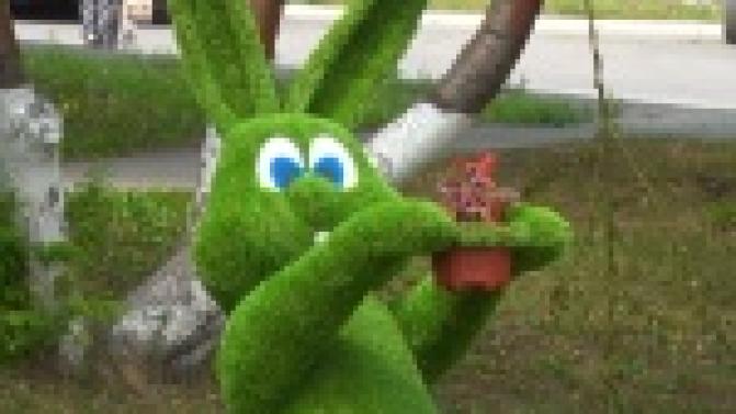 Яркие топиарии продолжают устанавливать на центральных улицах города