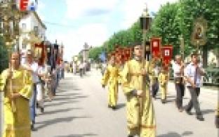 День памяти апостолов Петра и Павла православные христиане отметили Крестным ходом