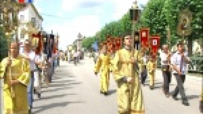 День памяти апостолов Петра и Павла православные христиане отметили Крестным ходом