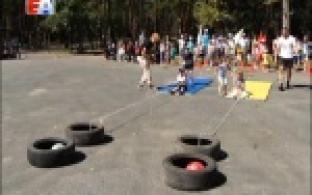 Первоуральцам предложили сыграть в аэрохоккей и провели мастер-класс по изготовлению ромашек