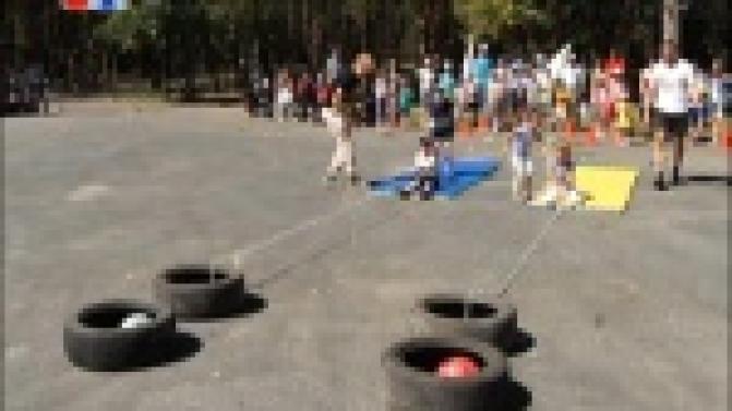 Первоуральцам предложили сыграть в аэрохоккей и провели мастер-класс по изготовлению ромашек