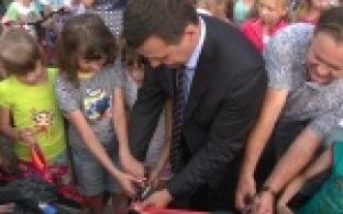 На улице Партизан было шумно и весело