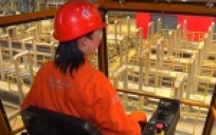 Когда мостовым краном управляет профессионал - производственный цикл не останавливается ни на мгновение