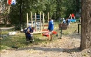 Новые качели, песочница и горка появились еще в одном дворе города