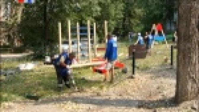 Новые качели, песочница и горка появились еще в одном дворе города