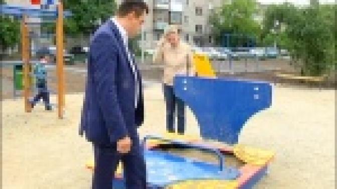 А пока новая площадка на проспекте Ильича ждет специальной инспекции, другие дворы уже проверили