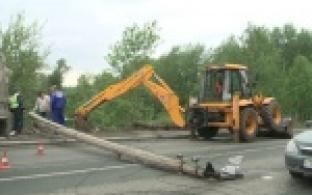 Бетонный столб рухнул на маршрутку