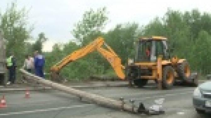 Бетонный столб рухнул на маршрутку