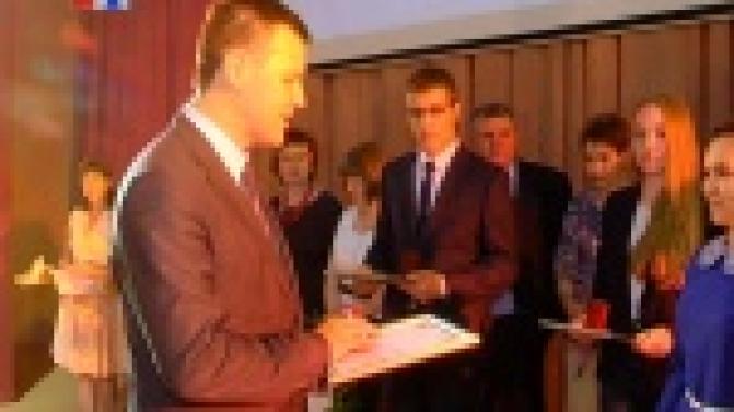 Сорок три первоуральских выпускника получили медали "За особые успехи в учении".