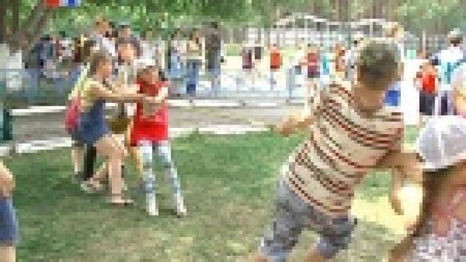 Почти три сотни школьников собрались на стадионе "Уральский трубник", чтобы принять участие в необычных соревнованиях