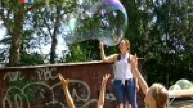 В одном из городских дворов в небо запустили "Миллион мыльных пузырей"