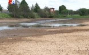 С затоплением подвалов жилых домов продолжают борьбу в посёлке Доломитовый