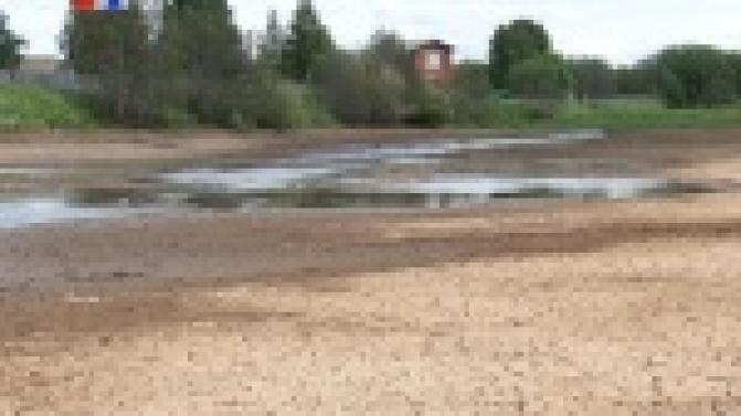 С затоплением подвалов жилых домов продолжают борьбу в посёлке Доломитовый