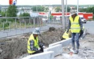 В Первоуральске продолжается ремонт дороги на улице Ленина