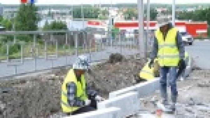 В Первоуральске продолжается ремонт дороги на улице Ленина