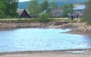 Жители Доломитового переживают, что пруд в их поселке исчезнет