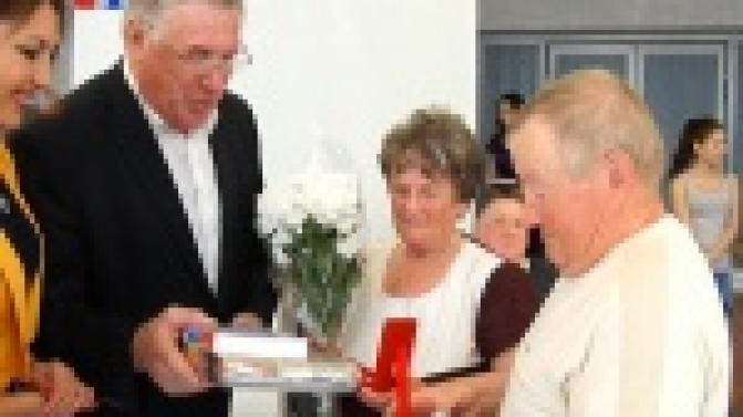 Почётные награды вручили первоуральским семьям