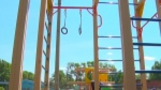 Традиционная акция по установке детских спортивно-игровых комплексов стартовала в Первоуральске