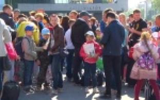 За город, на свежий воздух и навстречу новым знаниям отправились сотни детей