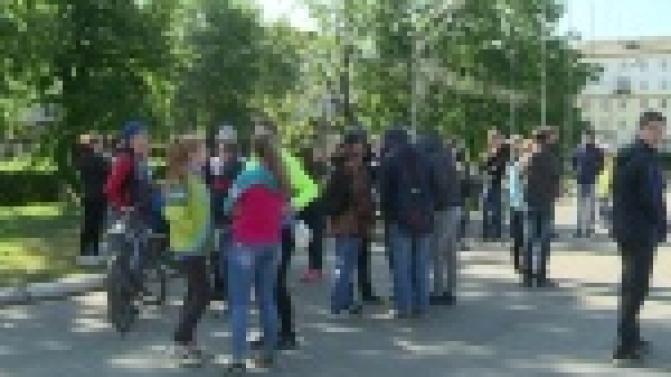 Ребята из "Отрядов мэра" приступили к уборке