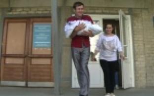 Новорожденных из Перинатального центра сегодня выписывали с цветами и подарками