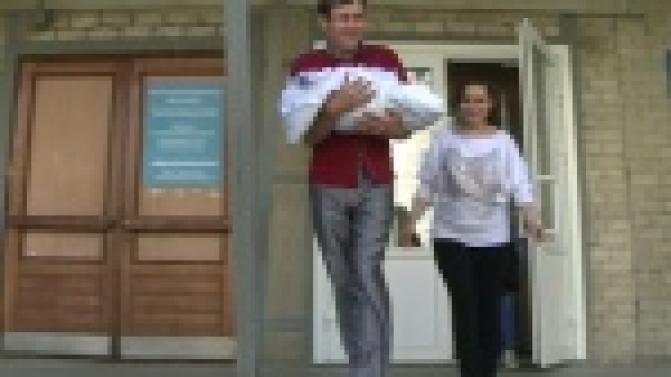 Новорожденных из Перинатального центра сегодня выписывали с цветами и подарками