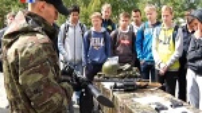 Первоуральским школьникам рассказали о современном стрелковом оружии и изобретениях, которые способны защитить от пули