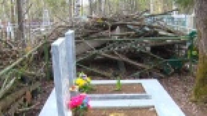 Первоуральцы жалуются на груды мусора на кладбищах