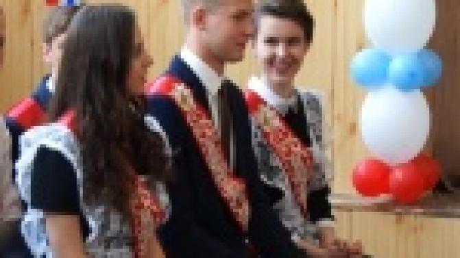 Забыты старые обиды на учителей, мелкие ссоры с одноклассниками, и сложные контрольные с диктантами