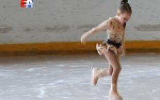 Они ещё не ходят в школу, но уже уверенно стоят на коньках