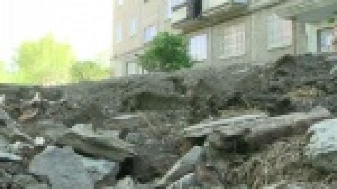 Двор на улице Емлина напоминает большой провал