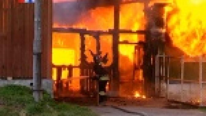 Сразу три дома загорелись в частном секторе Первоуральска