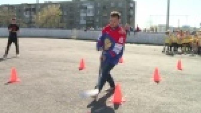 Лучший нападающий хоккейной команды "Автомобилист" провел тренировку с юными спортсменами Первоуральска