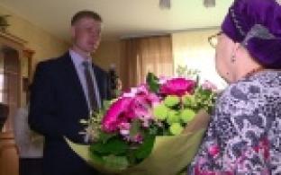 С цветами, подарками и тортом депутаты-единороссы поздравляют ветеранов войны и тружеников тыла