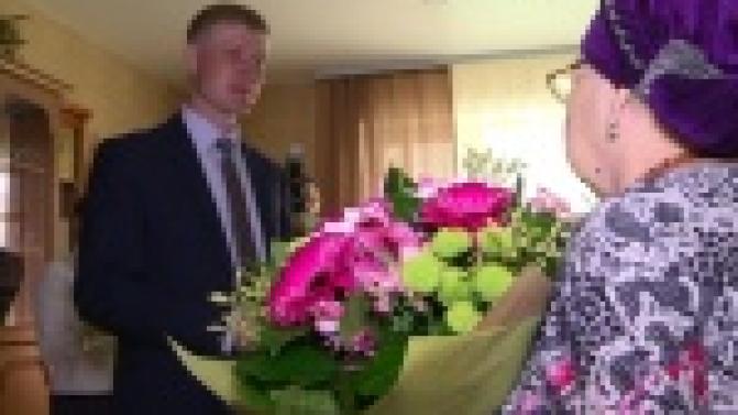 С цветами, подарками и тортом депутаты-единороссы поздравляют ветеранов войны и тружеников тыла