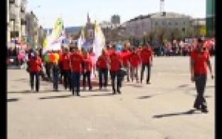 Патриотические лозунги, праздничные транспоранты и отличное настроение