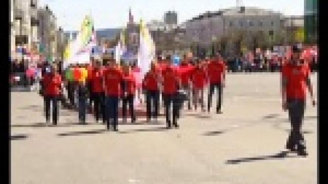 Патриотические лозунги, праздничные транспоранты и отличное настроение